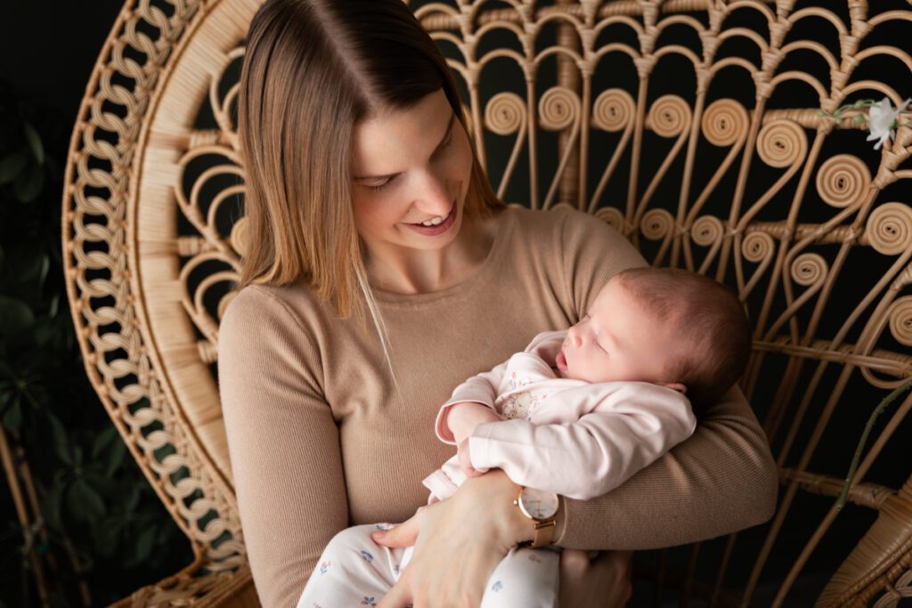 mama en dochter in newbornshoot