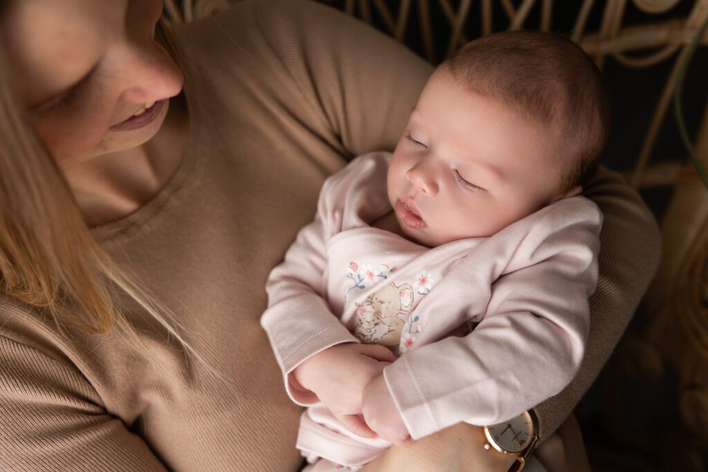 mama houdt baby in haar armen